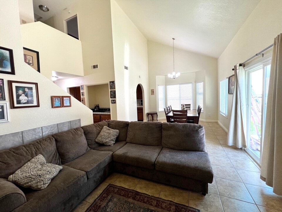 6608 Timber Cove Ct in Bakersfield, CA - Building Photo