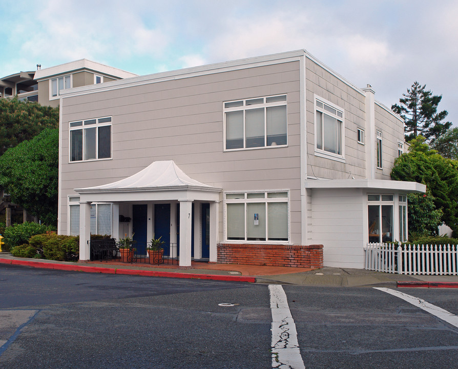 7 Beach Rd in Belvedere Tiburon, CA - Foto de edificio