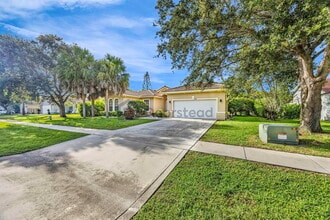 10555 Paso Fino Dr in Wellington, FL - Building Photo - Building Photo