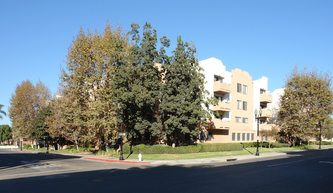 Garden Court Apartments in Santa Ana, CA - Foto de edificio - Building Photo