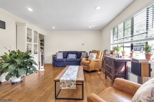 101 Troy Dr in Springfield, NJ - Building Photo - Building Photo