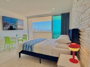 1421 E Seal Way in Seal Beach, CA - Foto de edificio - Building Photo