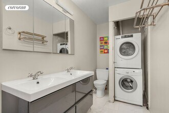242 W 72nd St in New York, NY - Building Photo - Building Photo