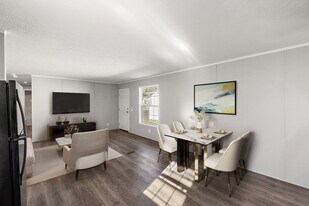 715 Elmdale Ln in Almont, MI - Building Photo