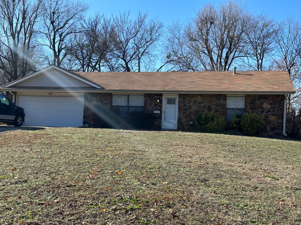 907 W 9th Pl S in Claremore, OK - Building Photo