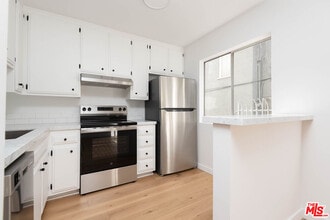 5935 Chula Vista Way in Los Angeles, CA - Building Photo - Building Photo