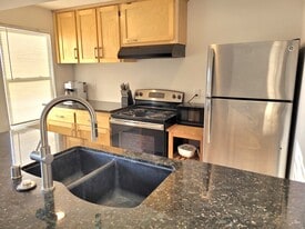 2216 Grand Ave, Unit Daylight basement apt. in Everett, WA - Building Photo