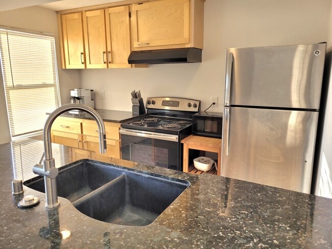 2216 Grand Ave, Unit Daylight basement apt.