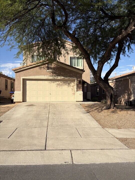 63 E Calle Puente Azul in Sahuarita, AZ - Building Photo