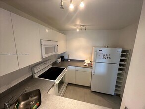 486 NW 165th St in Miami, FL - Building Photo - Building Photo