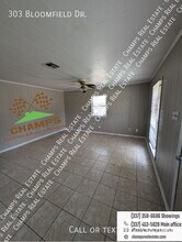 303 Bloomfield Dr in Carencro, LA - Foto de edificio - Building Photo