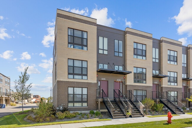 2251 Parkside Dr in Schaumburg, IL - Building Photo - Building Photo