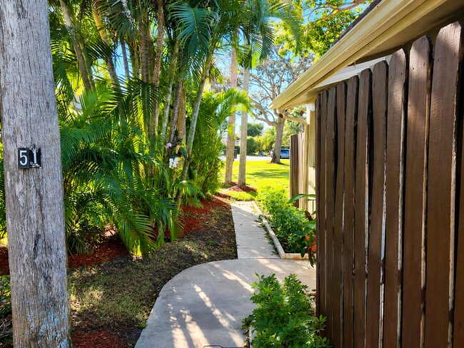51 Meadows Dr in Boynton Beach, FL - Foto de edificio - Building Photo