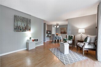 4629 W Lake Sammamish Pky SE in Issaquah, WA - Building Photo - Building Photo