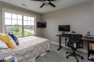 239 S 87th St in West Des Moines, IA - Building Photo