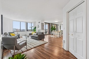 530 Harmon Cove Tower in Secaucus, NJ - Building Photo