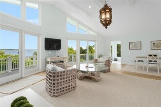 117 Indian Ave in Portsmouth, RI - Foto de edificio - Building Photo