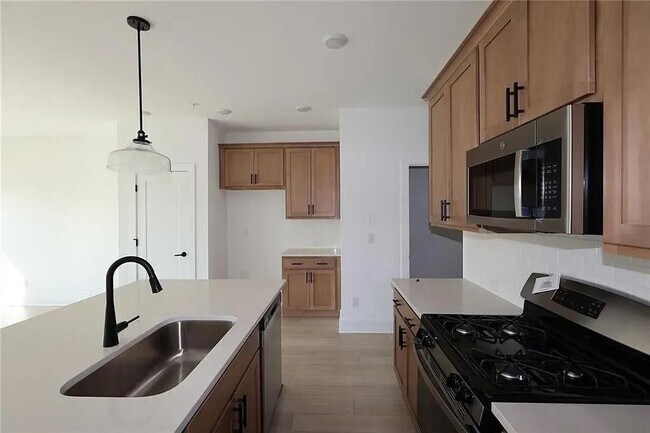 166 Redbud Rd in Canton, GA - Foto de edificio - Building Photo