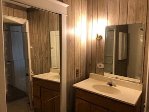 516 E Chestnut St, Unit 2 in Bloomington, IL - Foto de edificio - Building Photo