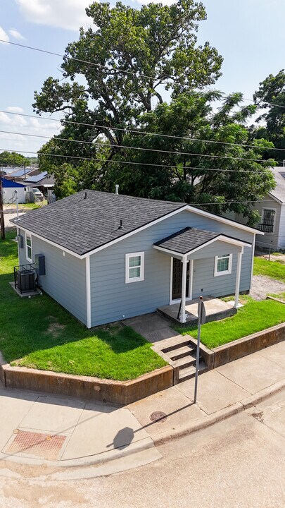 1702 Pueblo St in Dallas, TX - Building Photo
