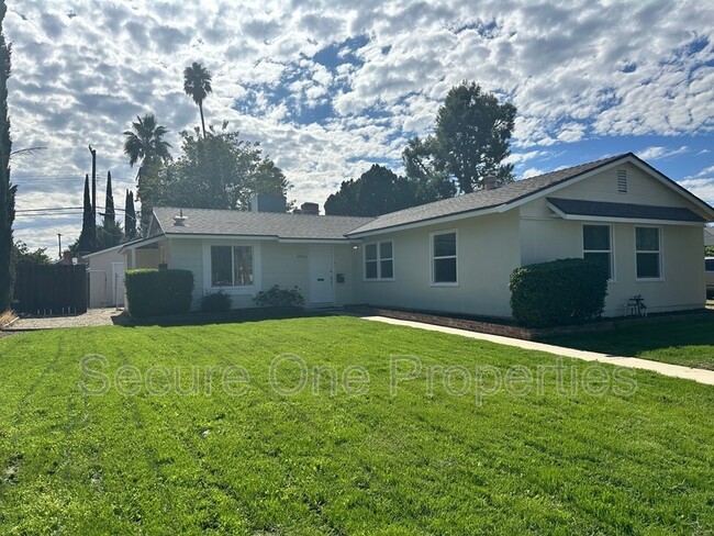 22826 Sherman Way in Los Angeles, CA - Building Photo - Building Photo