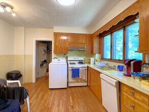 129 Oxford Rd, Unit 2 in Newton, MA - Foto de edificio - Building Photo