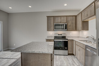 2326 Point Pl in Hebron, KY - Foto de edificio - Building Photo