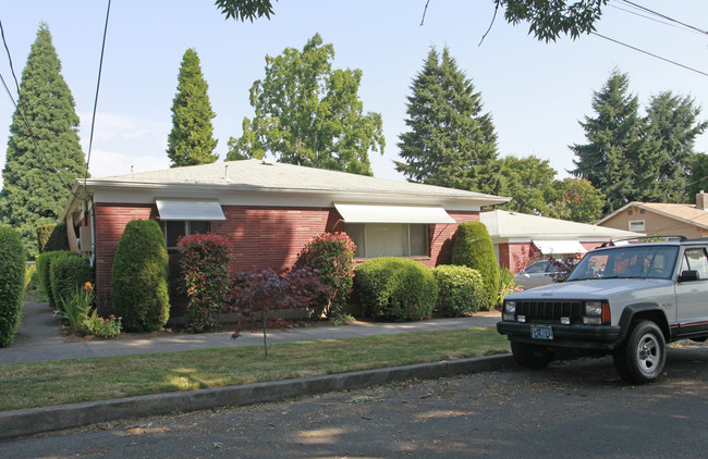 1423-1435 SE Glenwood St in Portland, OR - Building Photo - Building Photo