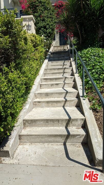 850 Tularosa Dr in Los Angeles, CA - Building Photo - Building Photo