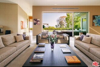 1470 Carla Ridge in Beverly Hills, CA - Foto de edificio - Building Photo