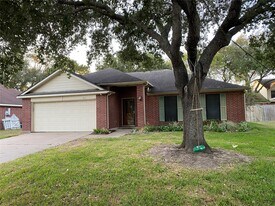 1221 Shadowlake Dr in Sealy, TX - Building Photo
