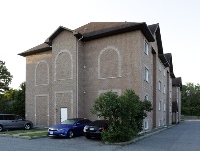 Christal Place Apartments in Ottawa, ON - Building Photo - Building Photo