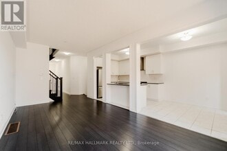 64 Dundonald Trail in Newmarket, ON - Building Photo - Building Photo