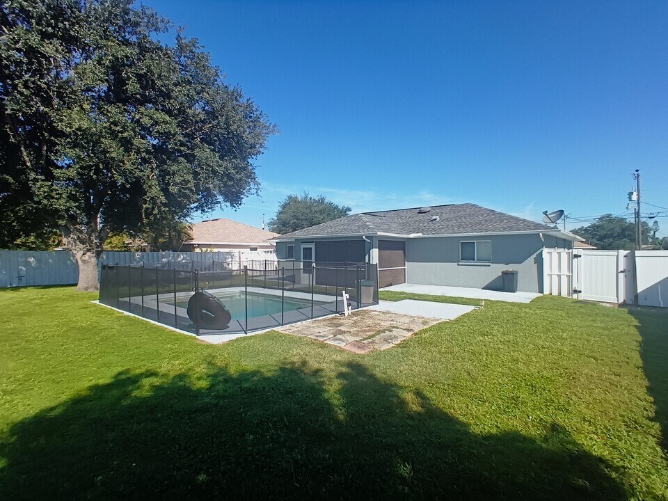 1138 SW 19th Ln in Cape Coral, FL - Building Photo