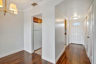 8225 Sunrise Lakes Blvd, Unit 303 in Sunrise, FL - Building Photo - Building Photo