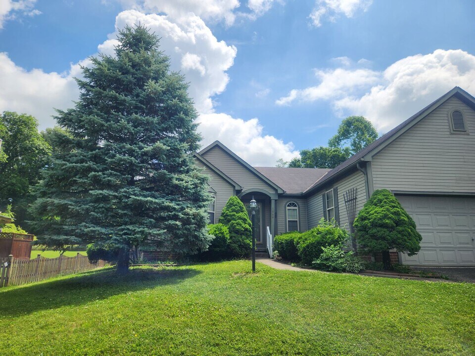 1586 Bush Hill Dr in Lancaster, OH - Building Photo