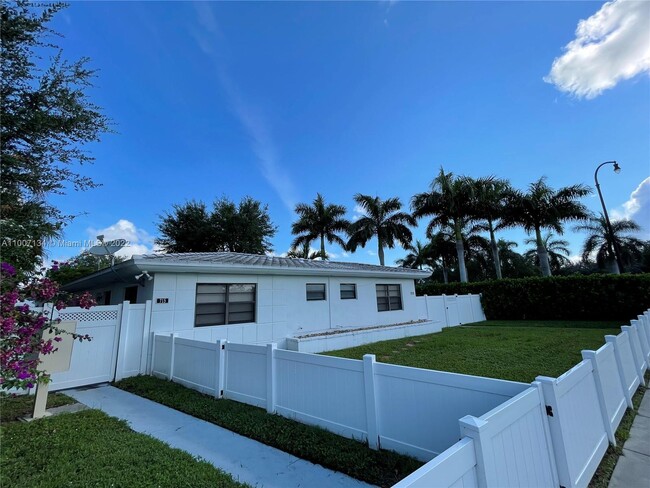 715 NE 92nd St, Unit #1 in Miami Shores, FL - Building Photo - Building Photo