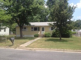 515 York Ave in Highland Springs, VA - Building Photo