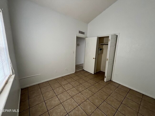 5524 Oakbriar Cir in El Paso, TX - Building Photo - Building Photo