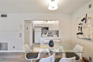 313 Knotty Pine Cir, Unit A-2 in Greenacres, FL - Building Photo