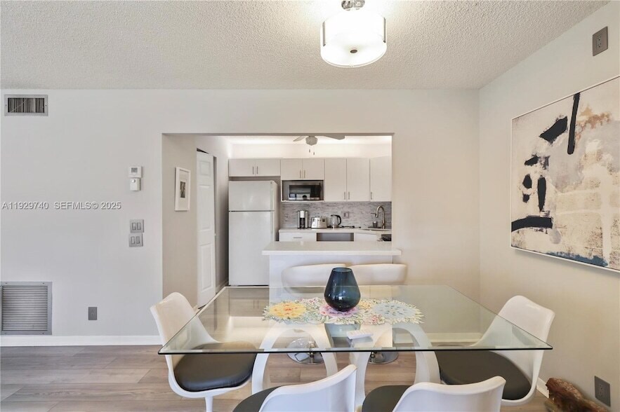 313 Knotty Pine Cir, Unit A-2 in Greenacres, FL - Foto de edificio