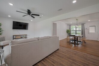 8057 Ridgeview Dr in Houston, TX - Building Photo - Building Photo