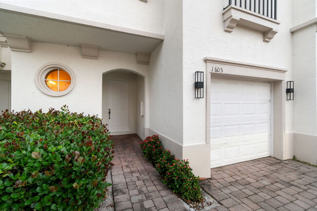 7009 Romana Way in Naples, FL - Foto de edificio - Building Photo