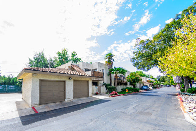 Las Palmas Condominiums in Fair Oaks, CA - Building Photo - Building Photo