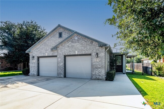 225 Anne Louise Dr in New Braunfels, TX - Building Photo - Building Photo