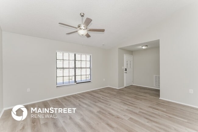 8055 Wooden Dr in Spring Hill, FL - Foto de edificio - Building Photo