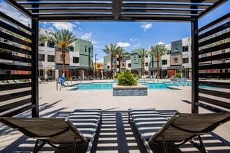 Gateway in Henderson, NV - Foto de edificio - Building Photo