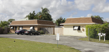 4924-4932 Wedgewood Way in West Palm Beach, FL - Foto de edificio - Building Photo