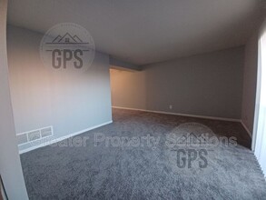 5116 NW Kalivas Cir in Riverside, MO - Foto de edificio - Building Photo