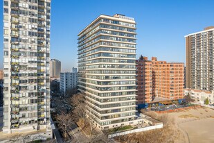 Beach Point Tower in Chicago, IL - Building Photo